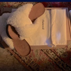 Flattered Lou teddy slippers